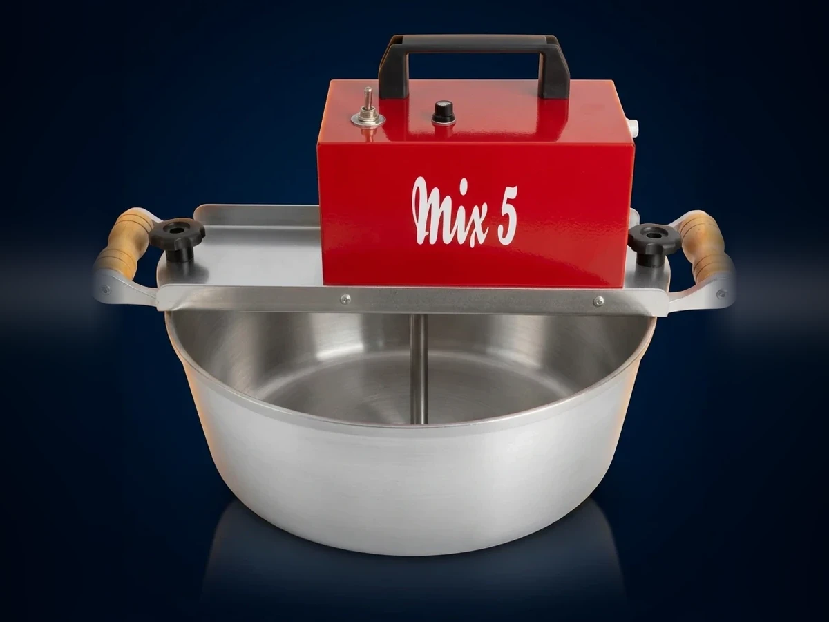 Mix 5 misturando massa com operador na bancada
