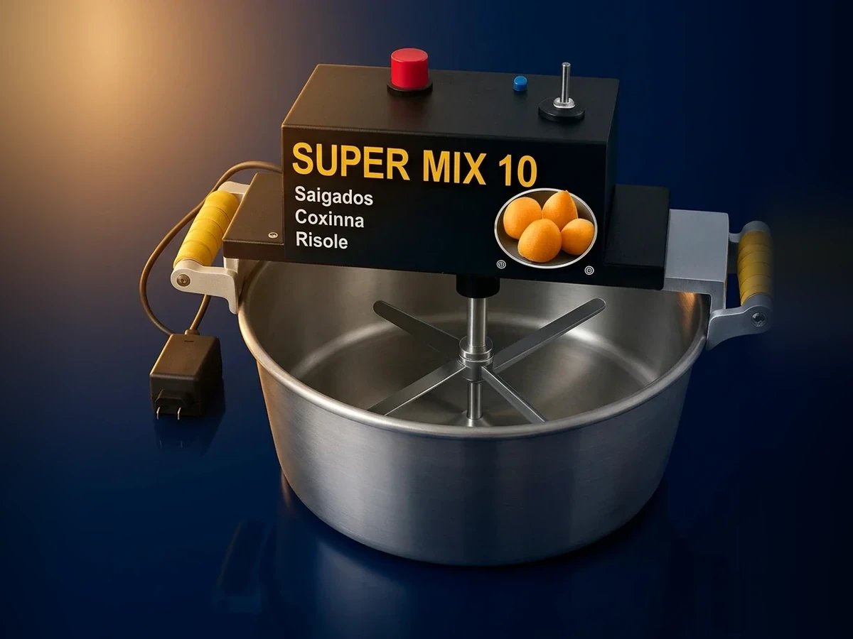 Super Mix 10 com panela vazia em fundo branco